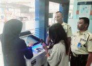 BRI Kanca Roxy Edukasi Nasabah Menggunakan Layanan Mesin Digital CS