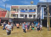 Peduli Banjir Sosok, BRI Kantor Cabang Sanggau Bagikan Makanan dan Minuman