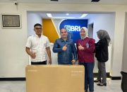 BRI Unit Tegal Alur Serahkan Hadiah TV Samsung kepada Nasabah Pemenang Undian Simpedes