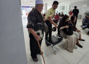 Satpam BRI BO Bintaro Layani Nasabah Lansia dengan Sepenuh Hati